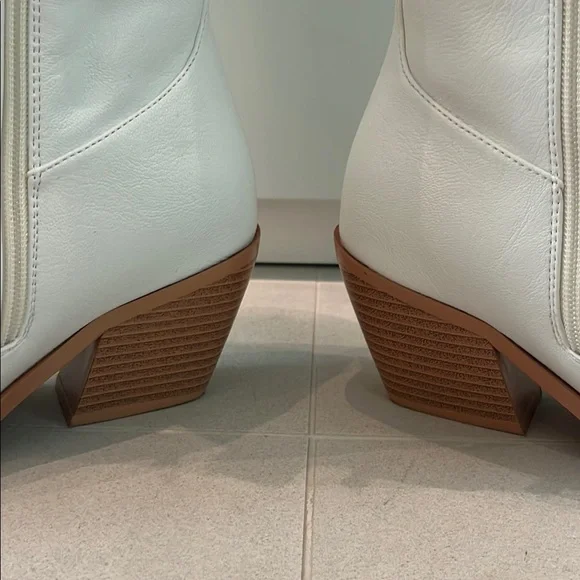 New White Leather Western-Style Women's Boots - Picture 8 of 15